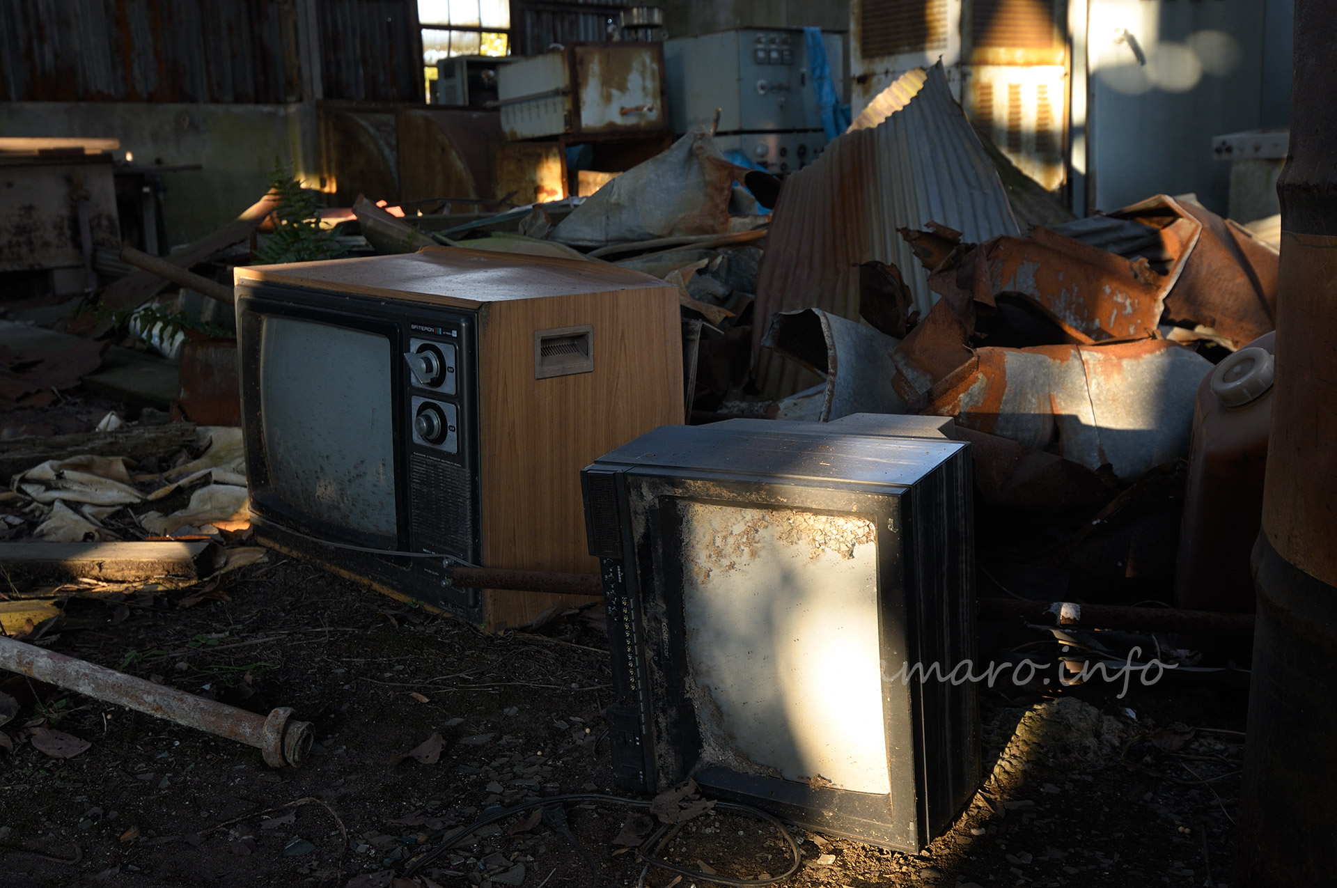 古いテレビが転がっていた。手前のテレビは韓国のGoldstar、現在のLGの前身です。昔はよくホームセンターで安売りしていましたね。