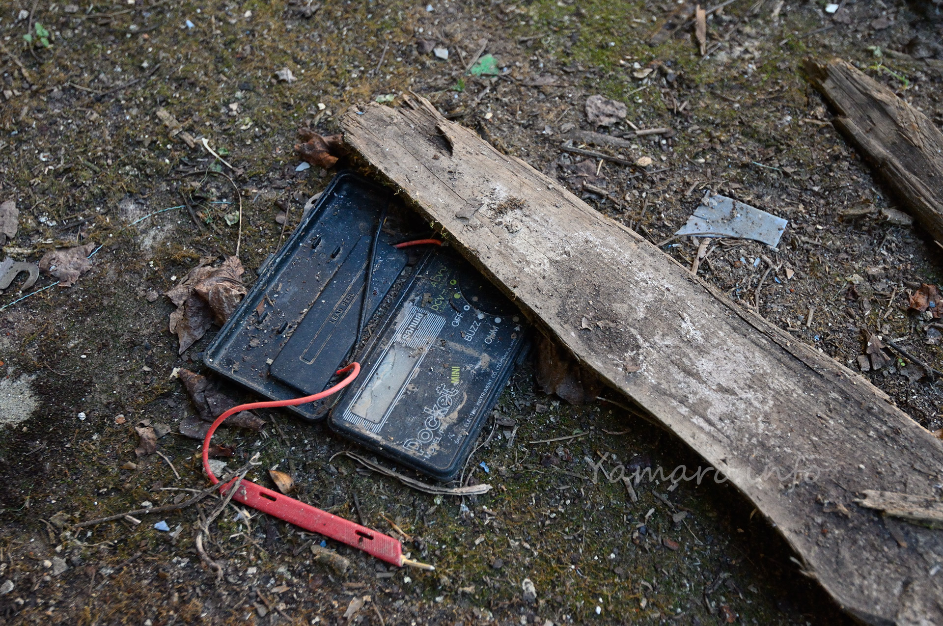 これは比較的新しい、SANWAのデジタルマルチメーターPocket MINI。これは80年代から90年代の製品ですね。 実はこれのソーラータイプは私も持っていて、それも90年代に親父からもらったものが未だ現役。ちなみにこの商品、若干のデザイン変更で現在も販売されているロングセラー商品です。