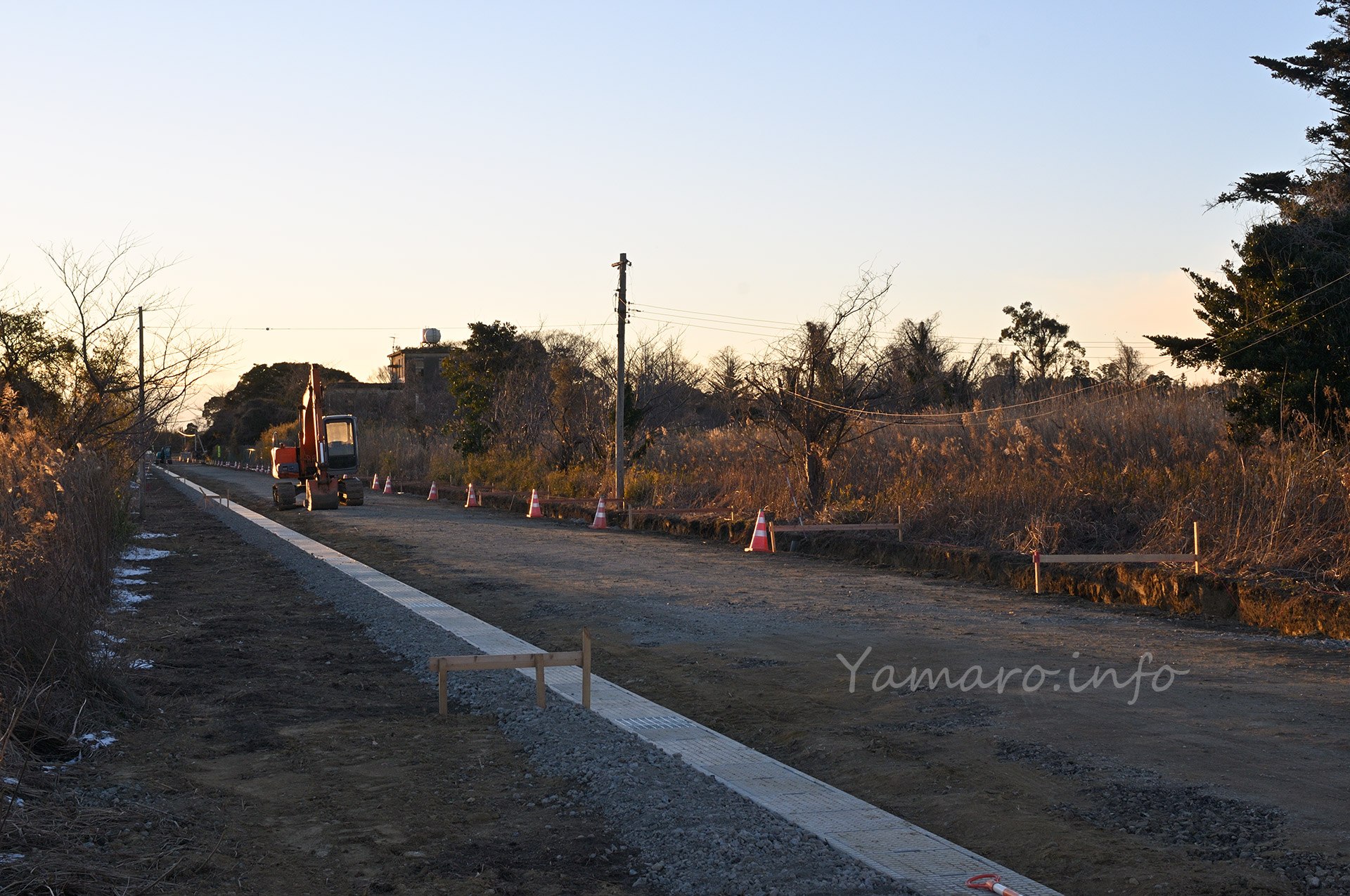 2011年1月当時、既に霞ヶ浦分院や機罐場前の道路は工事が始まっていた。パワーショベルの向こうに見えるのが霞ヶ浦分院。