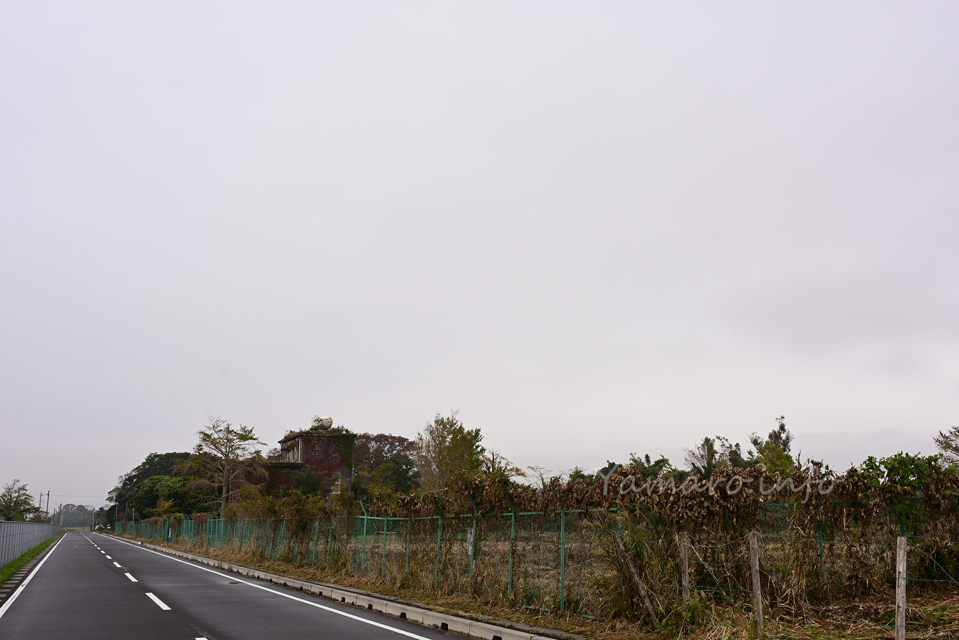 機罐場の建物の一部。元々ここは2011年時点でも壁や屋根が多く失われていたが、更に進行している模様。