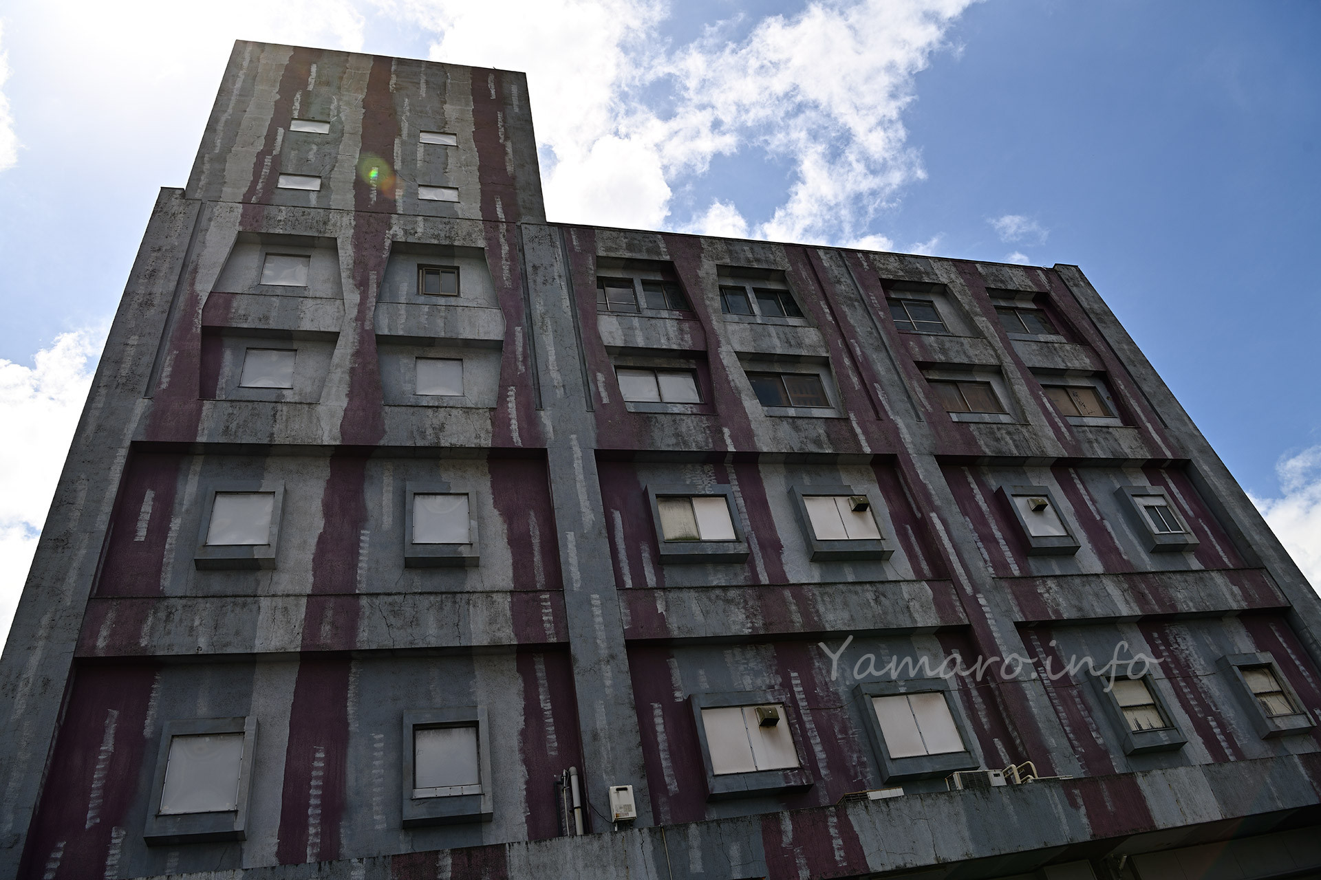 古いビルだが、廃墟ではない。旧君津会館（君津診療センター） で、撮影時点では廃墟スタジオ。