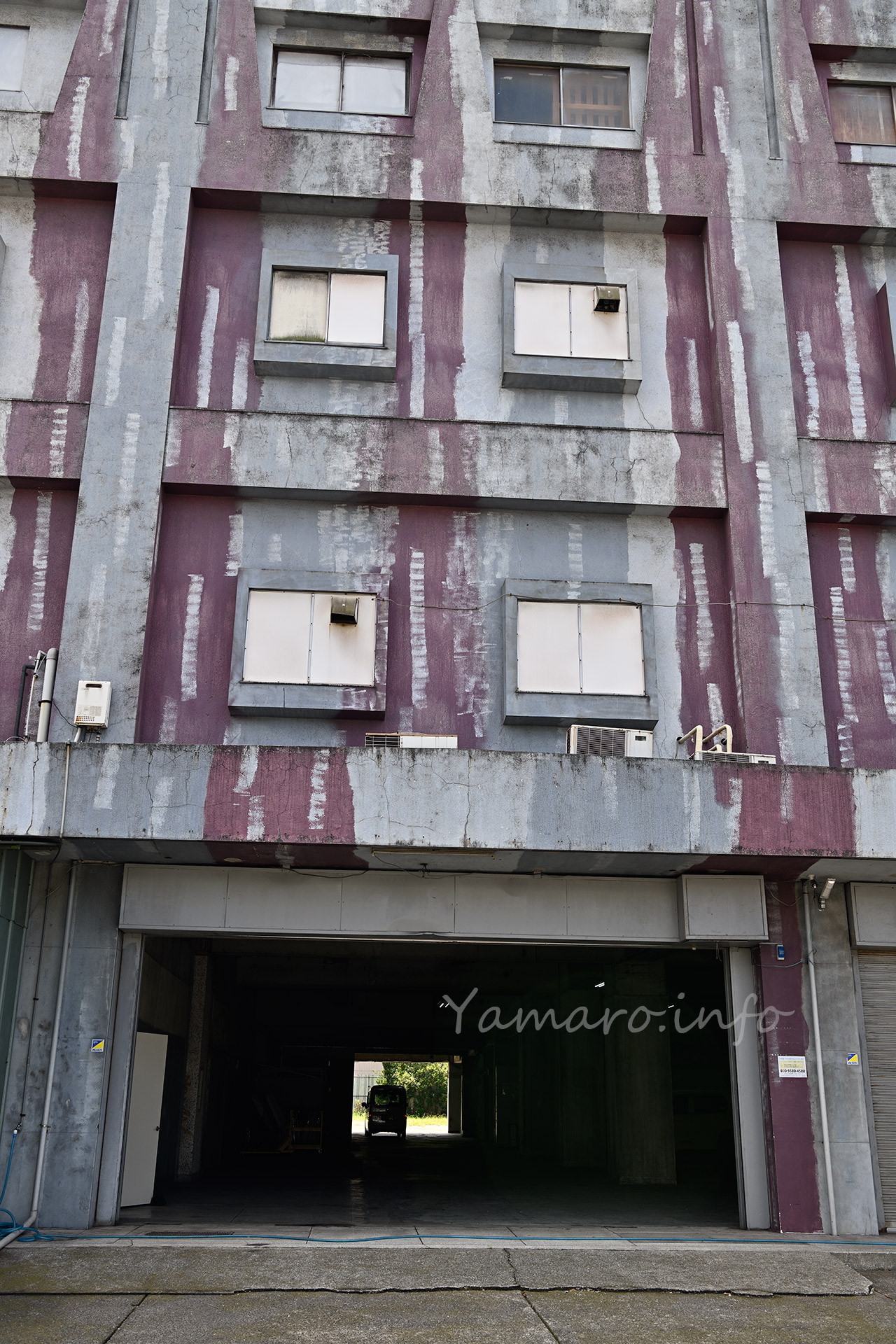 シャッターの向こうには軽バンが。