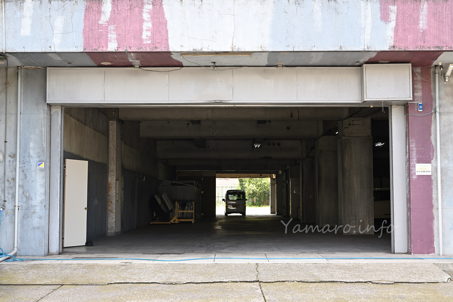 1階は倉庫のようで、現役建物なので、照明も点いています。