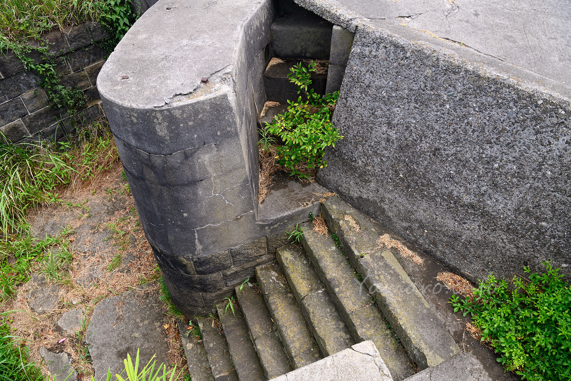 この階段のある部分は、コンクリートで塞がれていてなんだかよくわかりませんが、観測所があったそうです。