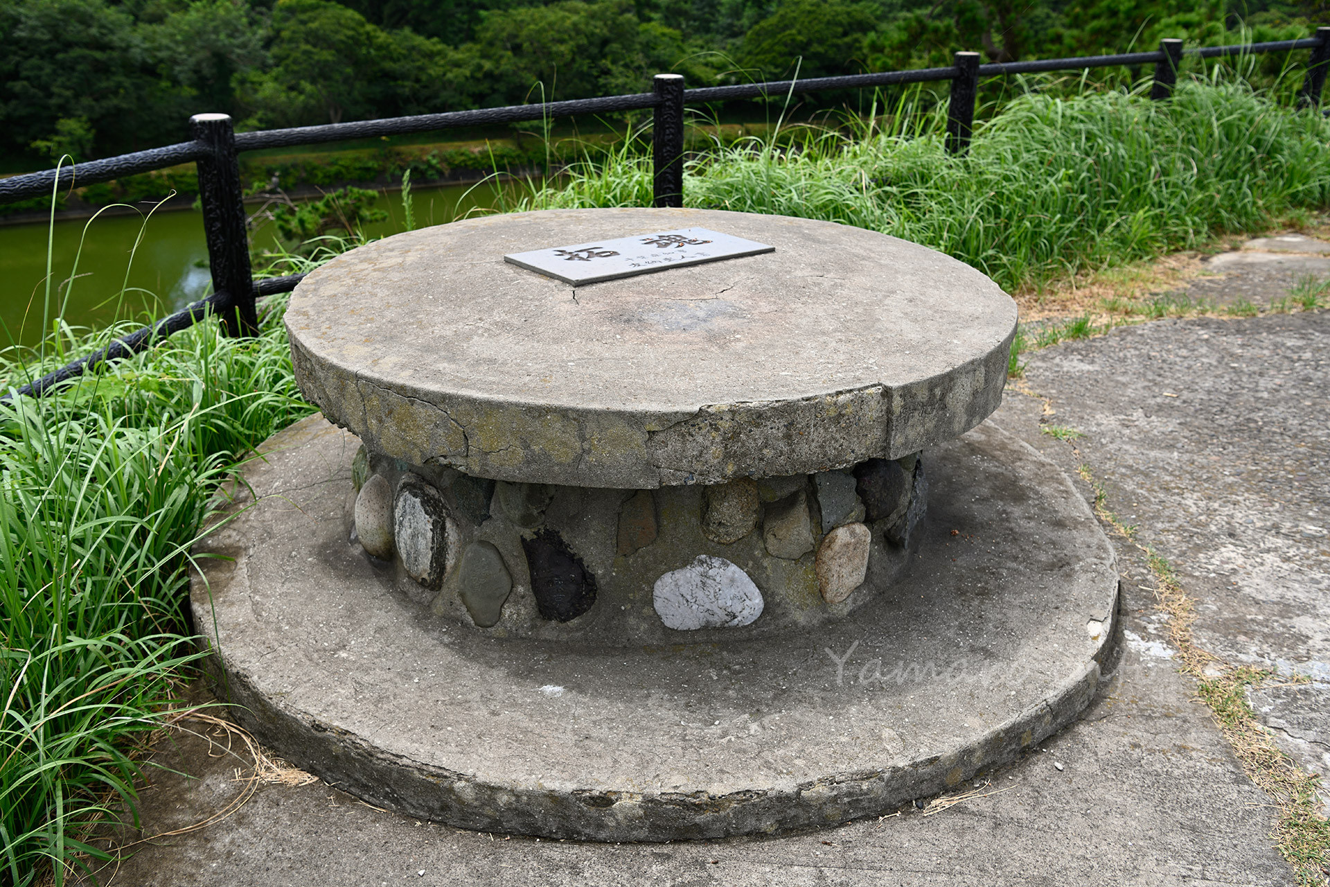 「拓魂」というプレートが貼られていますが、これは後に付け加えられたもので、元々は射撃方位盤か何かが載っていたと思われます。