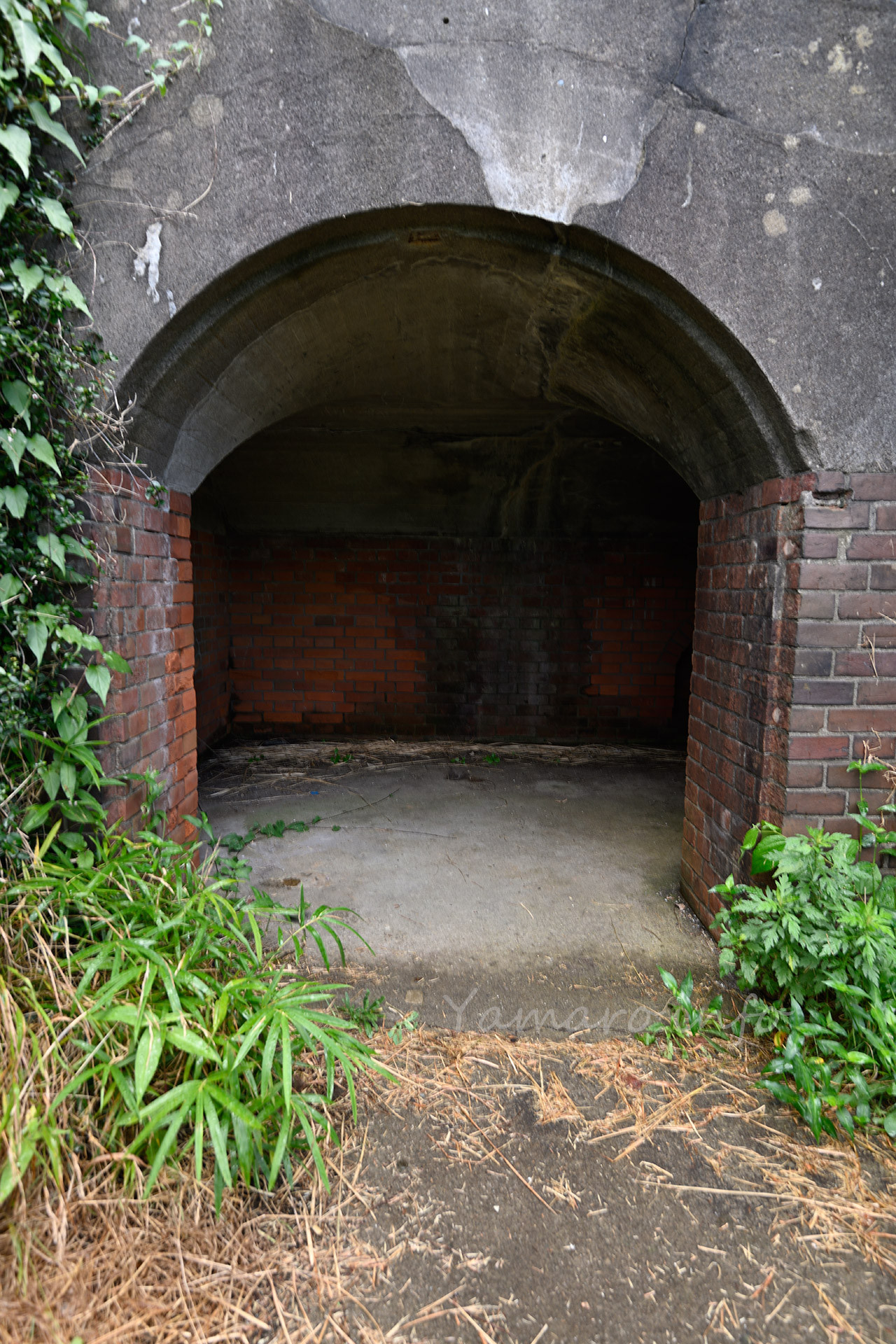 この穴は高さがあまりなく、屈まないと中には入れません。 戦時中の日本人成人男子の平均身長は160cm程度だったようですが、それを考慮しても、やっぱり低いです。