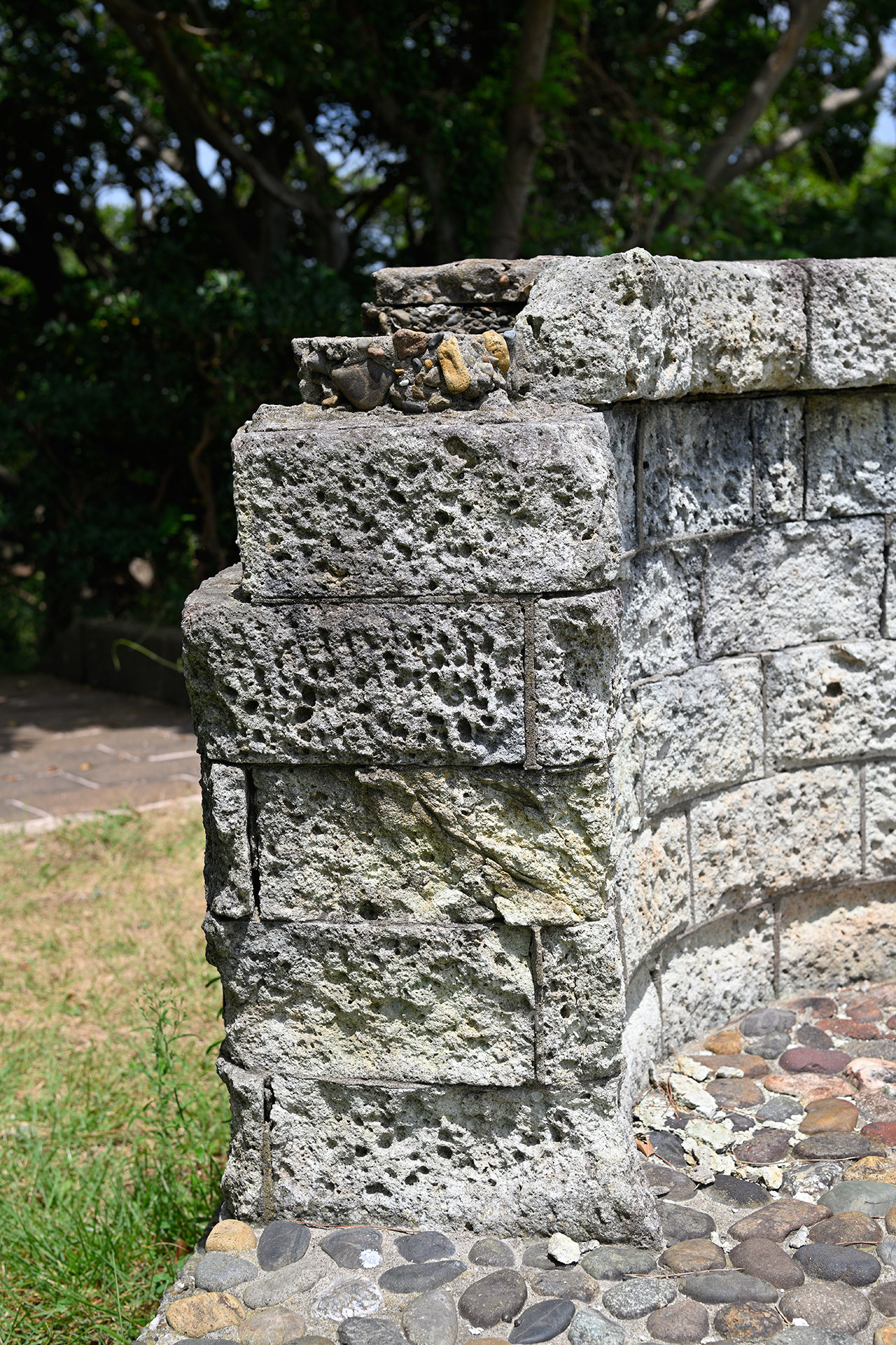 別の観測壕をクローズアップ。この時代のコンクリートに多い、大粒の砂利を混入させたもの。風化してきて穴が開いています。