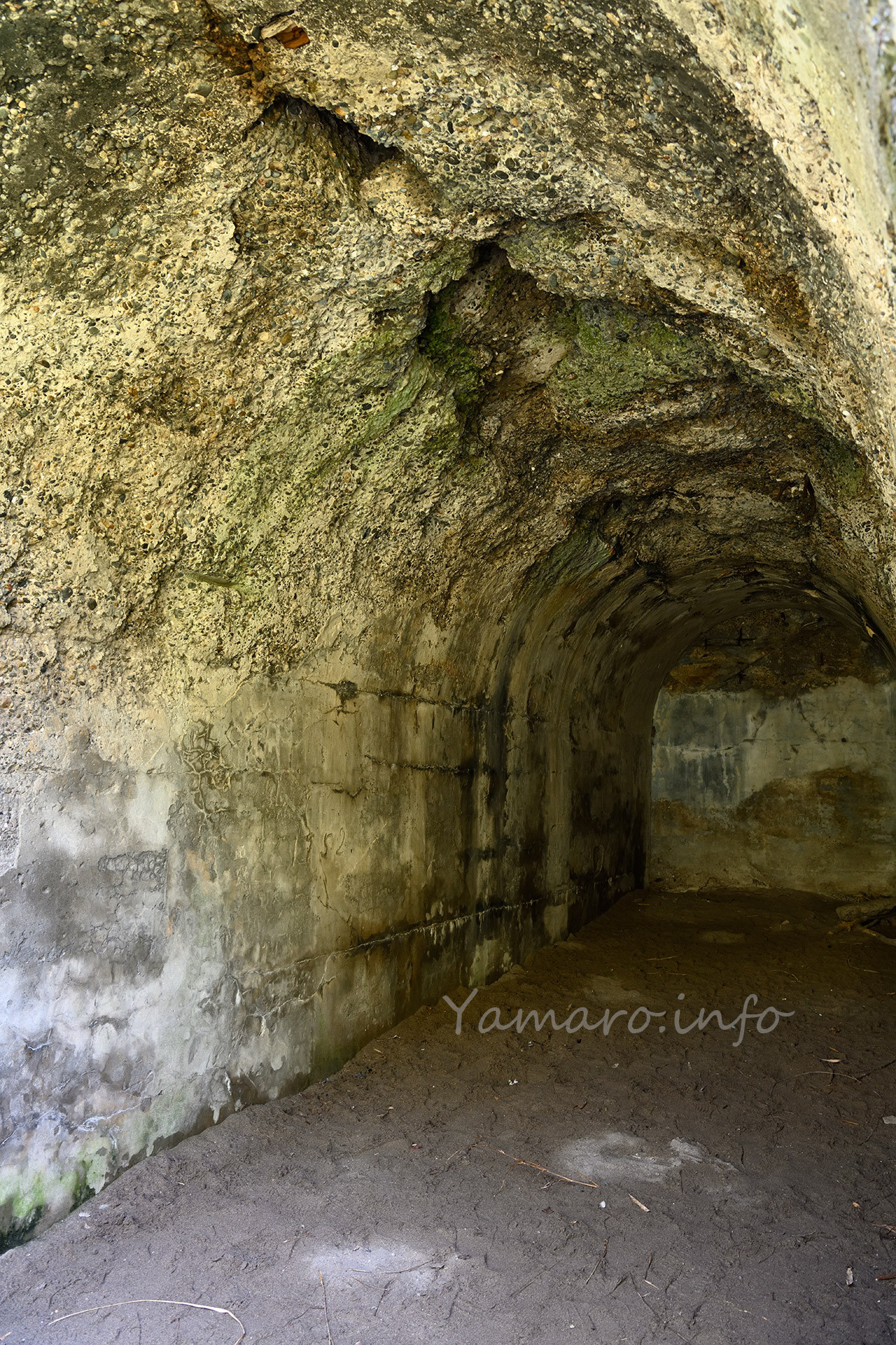 中は、上面のコンクリートが腐食しているのか、まるで素掘りをしたかのようなガタガタ具合。 地面に砂がありますが、これは後から混入したのではなく、跳弾を防ぐためのようです。