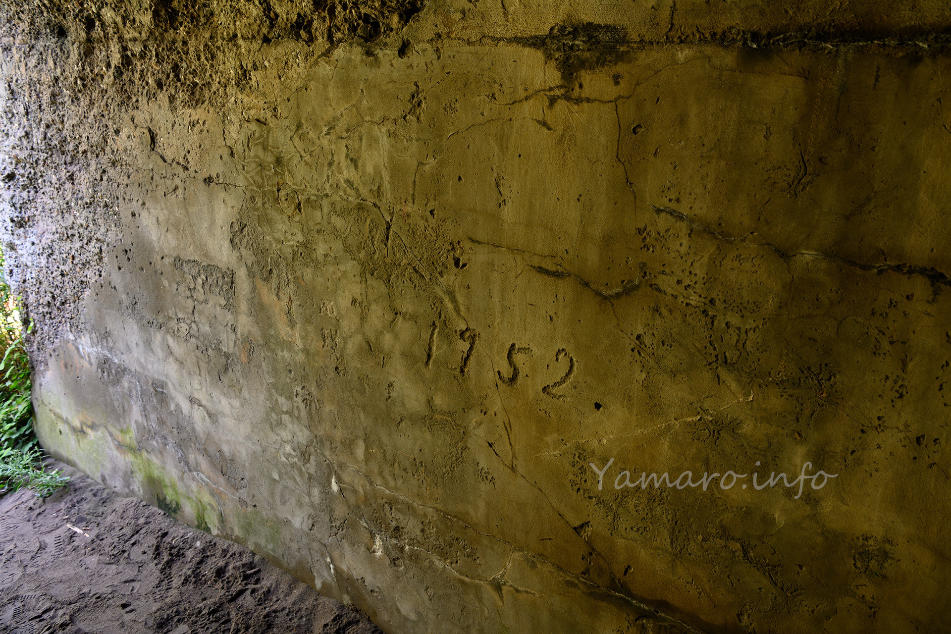 壁に掘られた「1952」は、戦後のイタズラでしょうか？