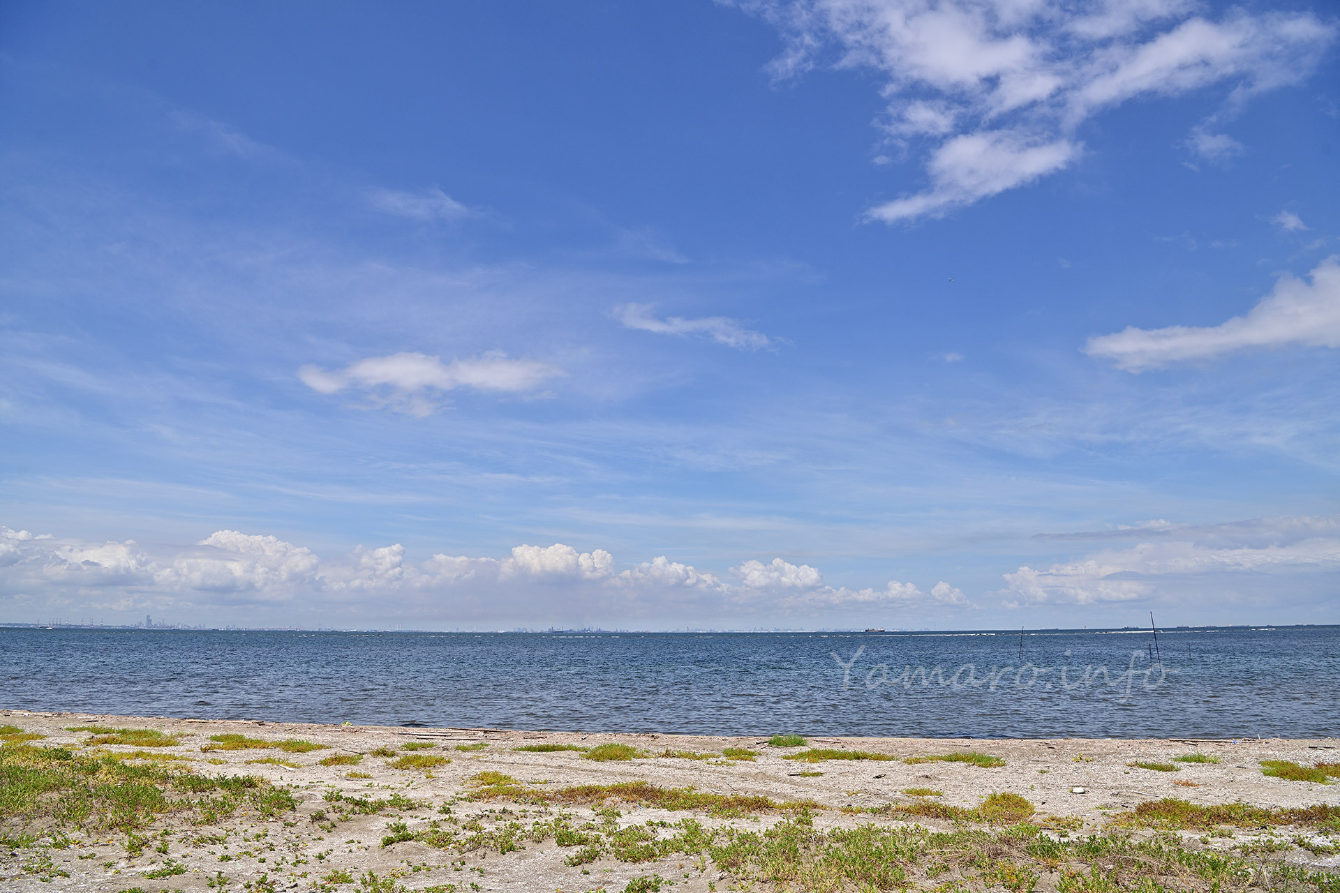 海水浴できない場所なので、お盆時期でも人気はありません。そして東側に黒い雲が接近。早めに撮影を終えねば。