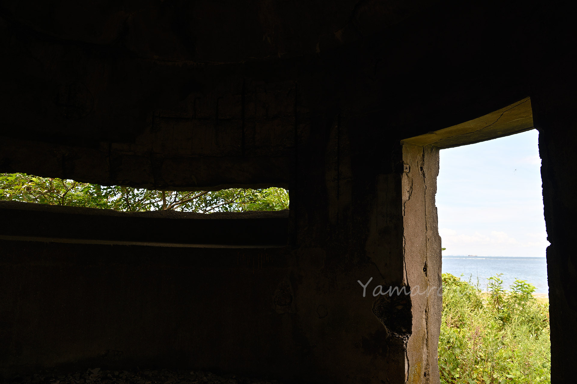 スリット状の開口部と入り口。