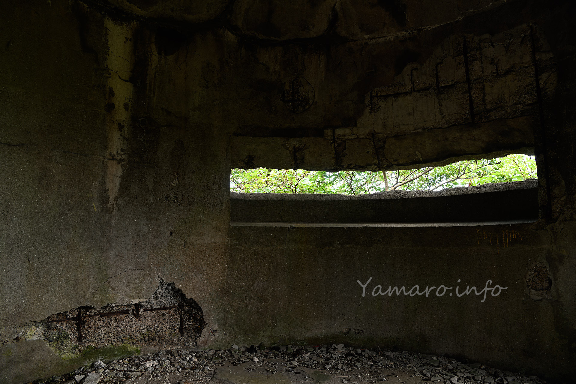 コンクリートは一部崩壊が。海岸沿いとあって、風化してきています。