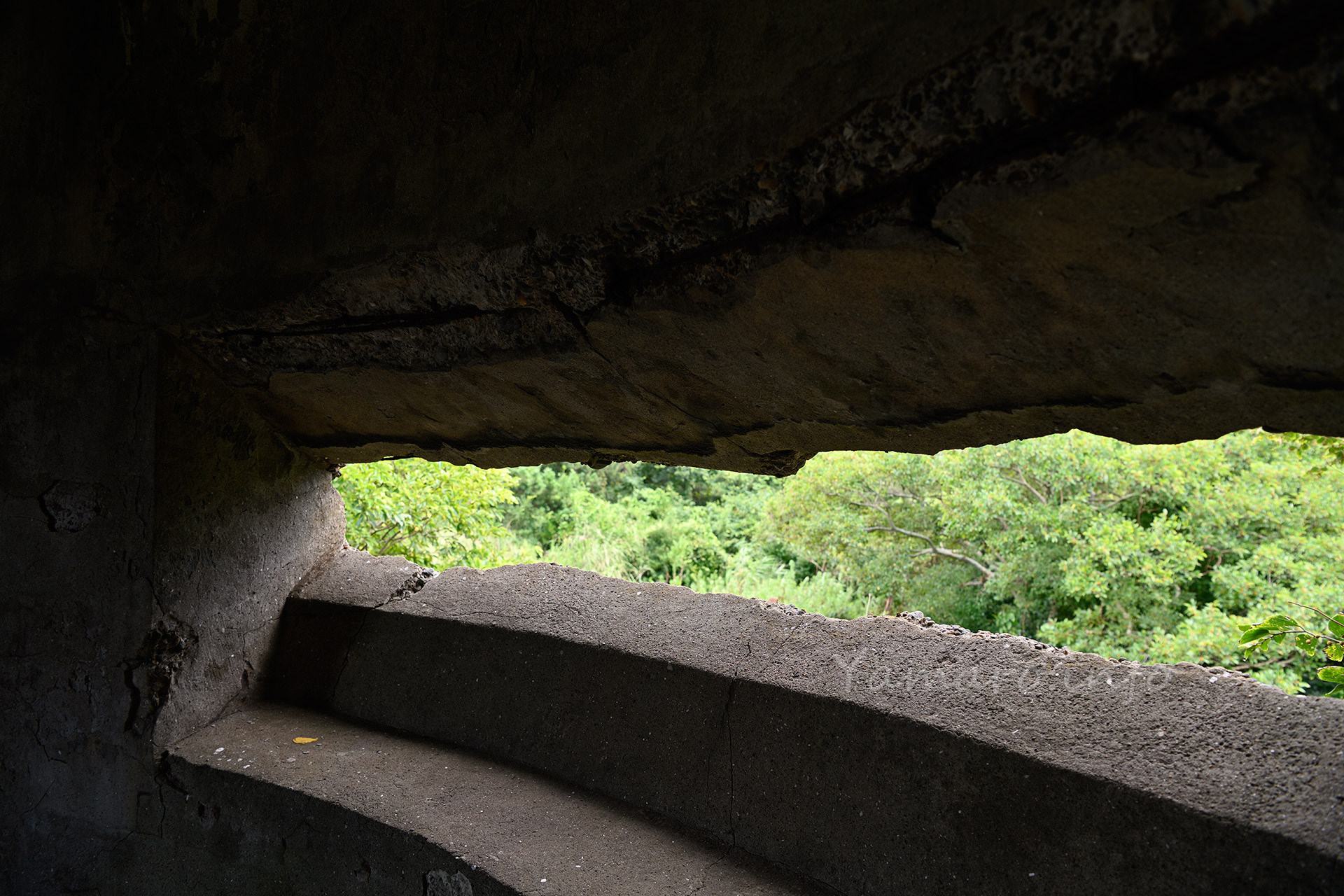 このスリットは森側を向いています。陸側に向けて発射する事もあったのでしょうか？