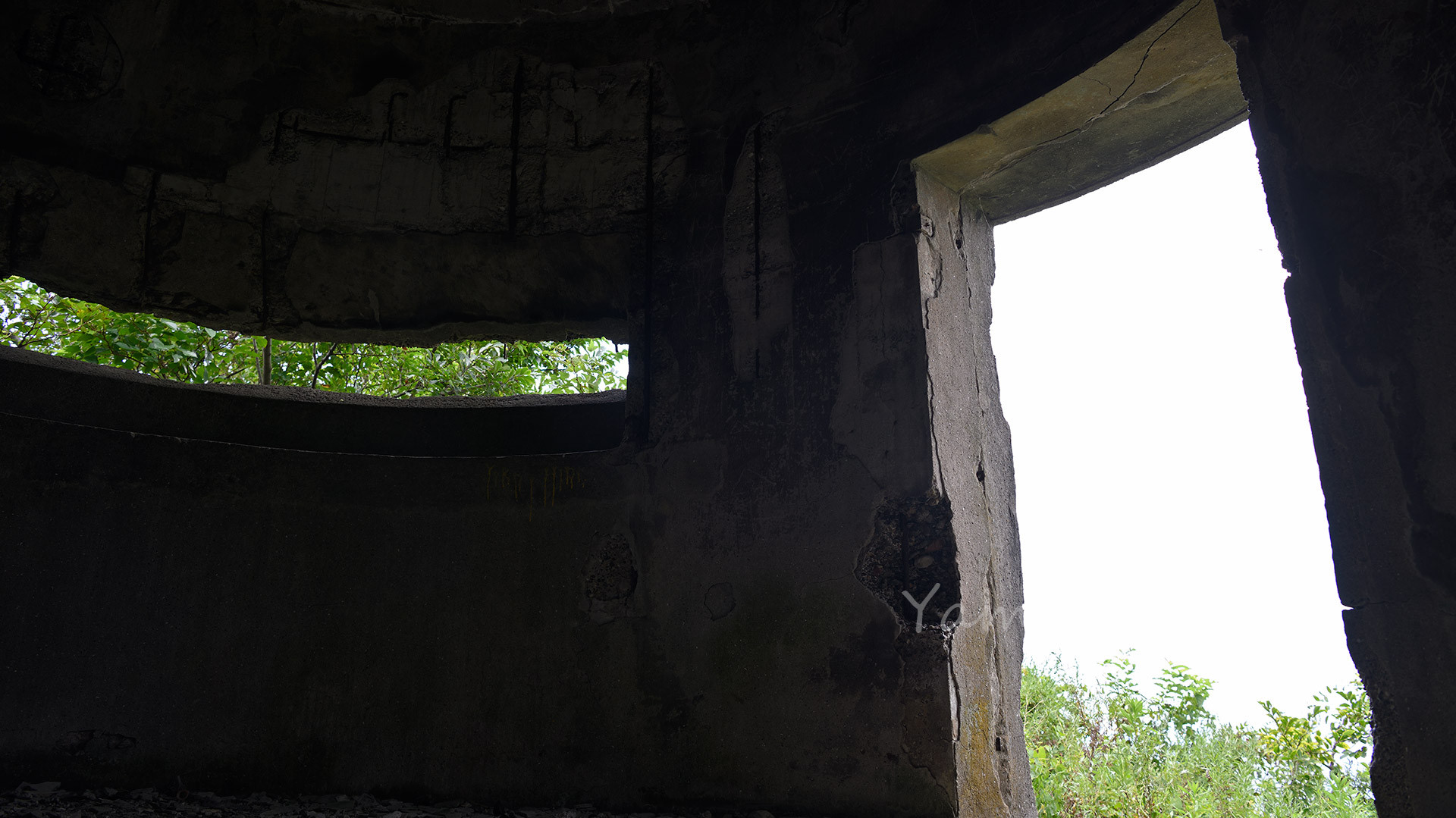 このスリットは東京湾を向いています。が、今は木に覆われて視程不良。