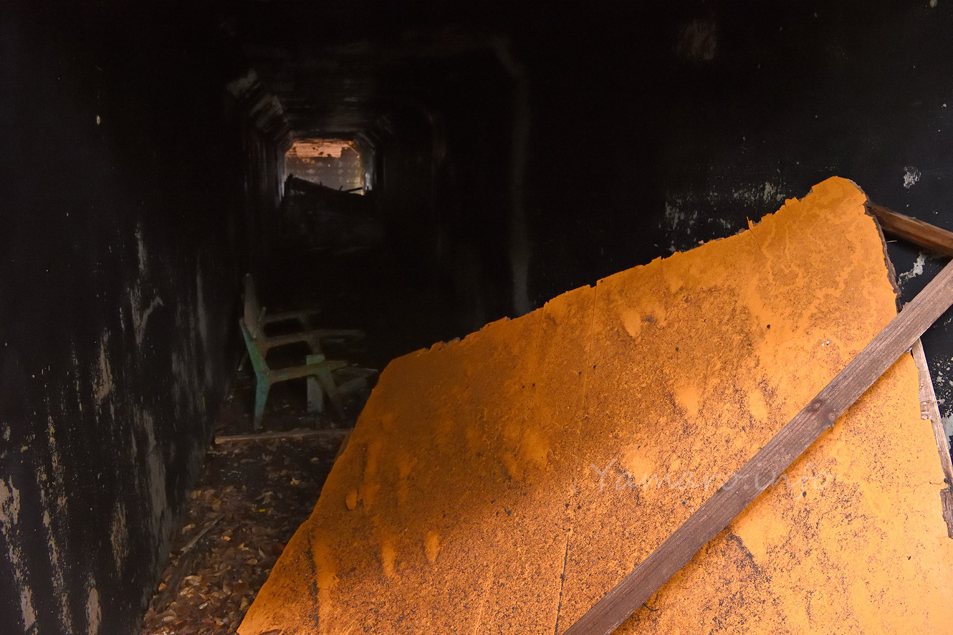 オレンジ色の封が倒れて中が見える状態。