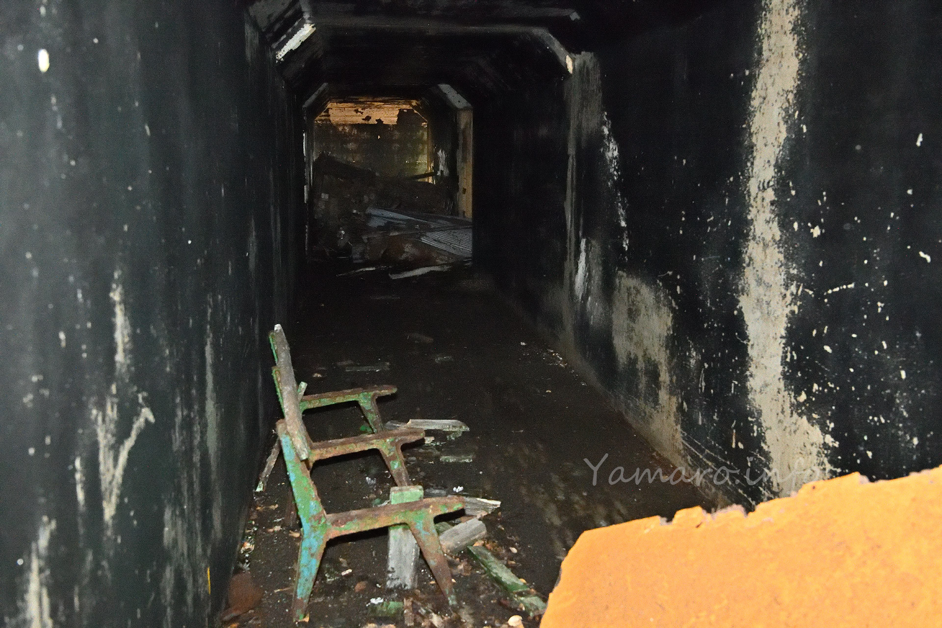 真っ暗なのでフラッシュ撮影。骨組みだけのベンチがあり、これといったものはなさそうなので、中には入らず。