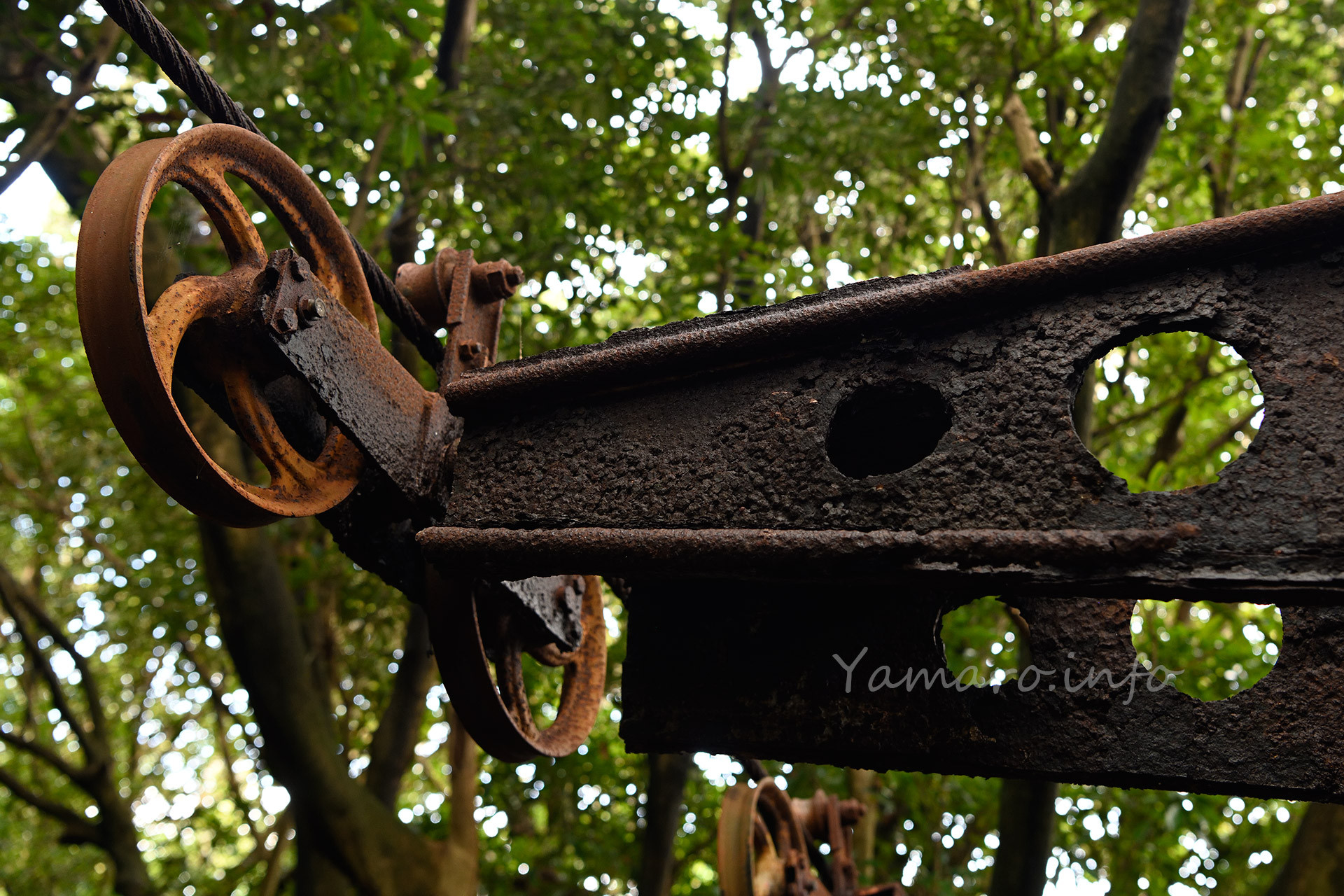 滑車はサビつき、もう固着し回ることもないでしょう。