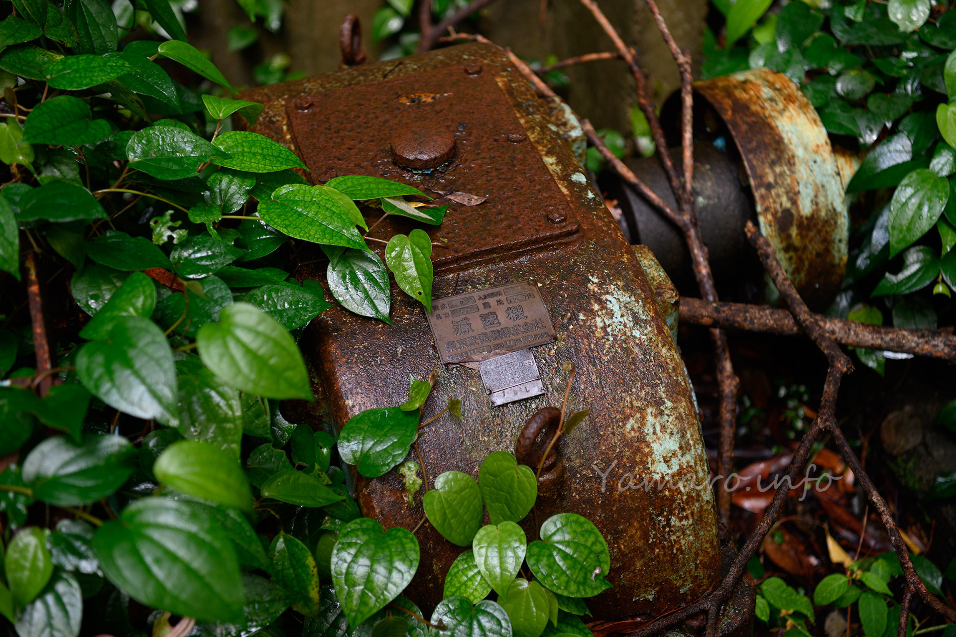 減速機。モータは回転数が早いので、減速機を使って減速させてから、動力伝達。 ちなみに減速機は製造が昭和41年（1966年）。つまりこの砲台山ハイランドは1966年以降に開演したことがわかります。