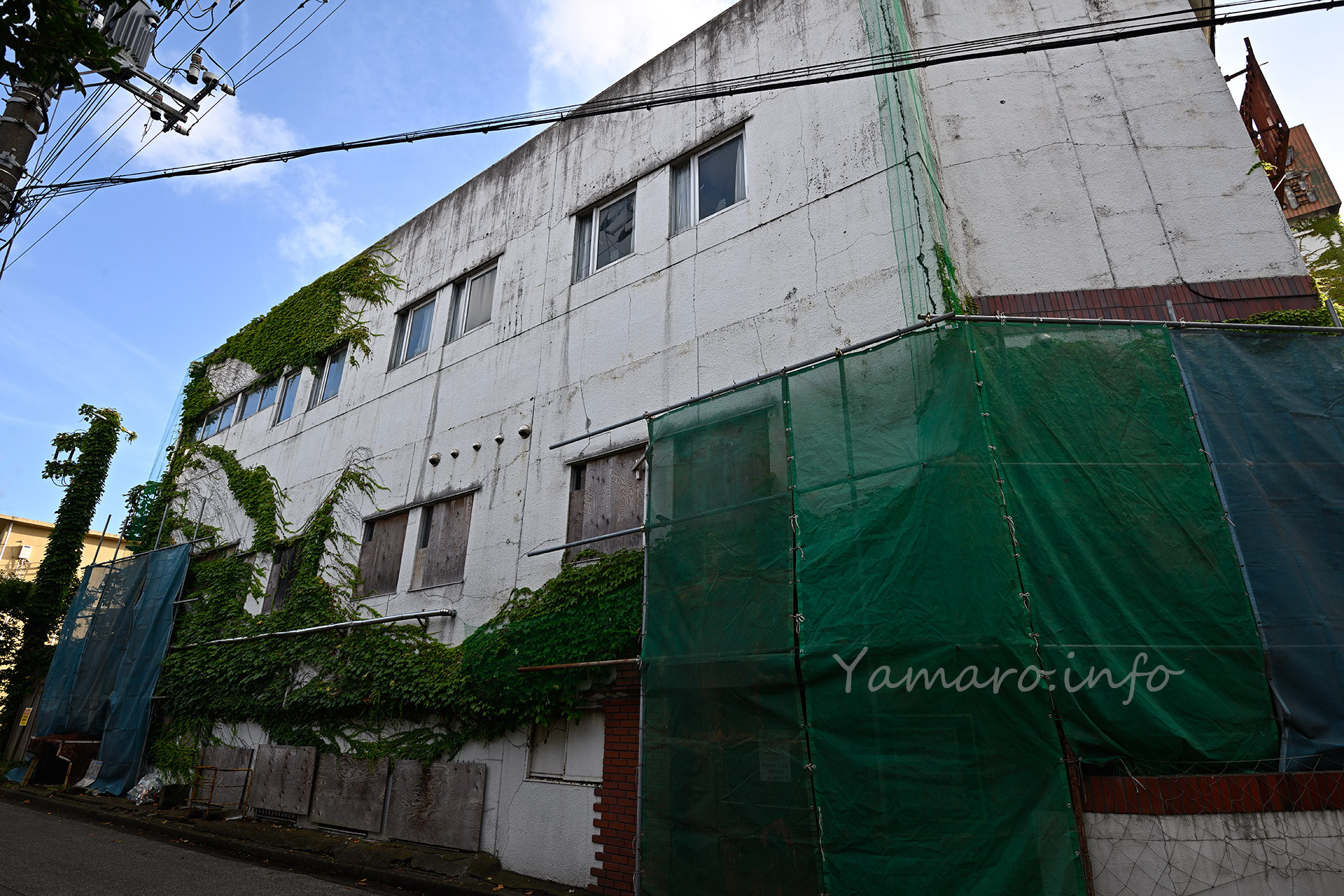 ホテルの裏手には防護ネットが。これも2018年のストリートビューにはなく、ここ最近設置されたようです。つまり、建物の外壁の崩壊が始まって、危険な状態になっていると言えます。