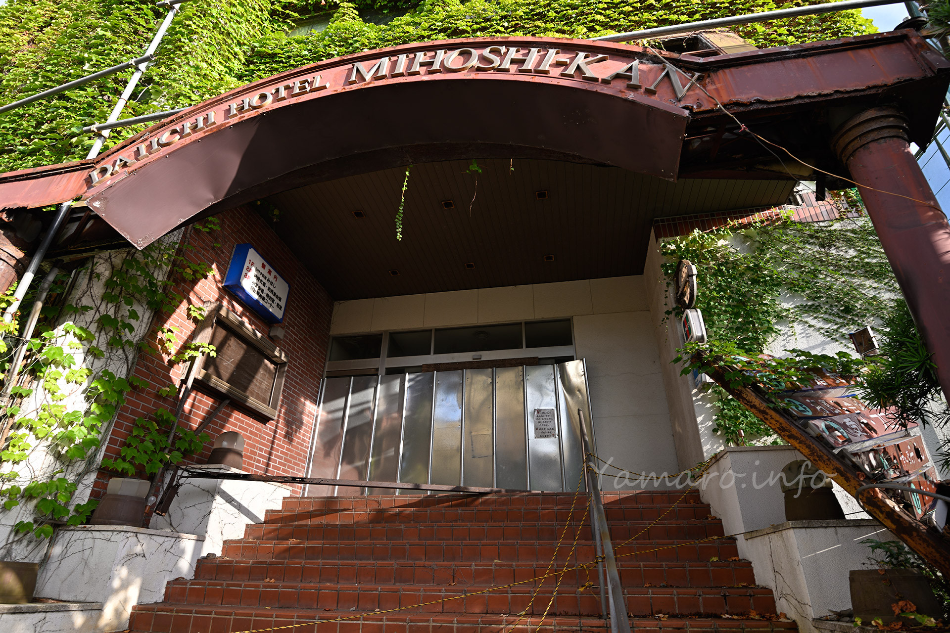 正面入口クローズアップ。 右手の崩壊した看板、2012年ころのストリートビューでは、健在でした。 1階はフロントやいけす料理のお店が入っていました。